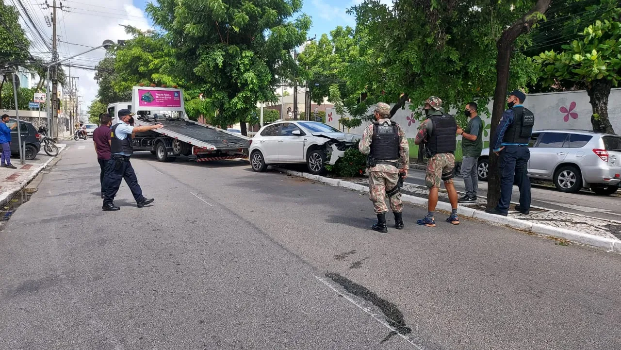 Suspeitos colidiram o veículo na avenida Padre Antônio Tomás