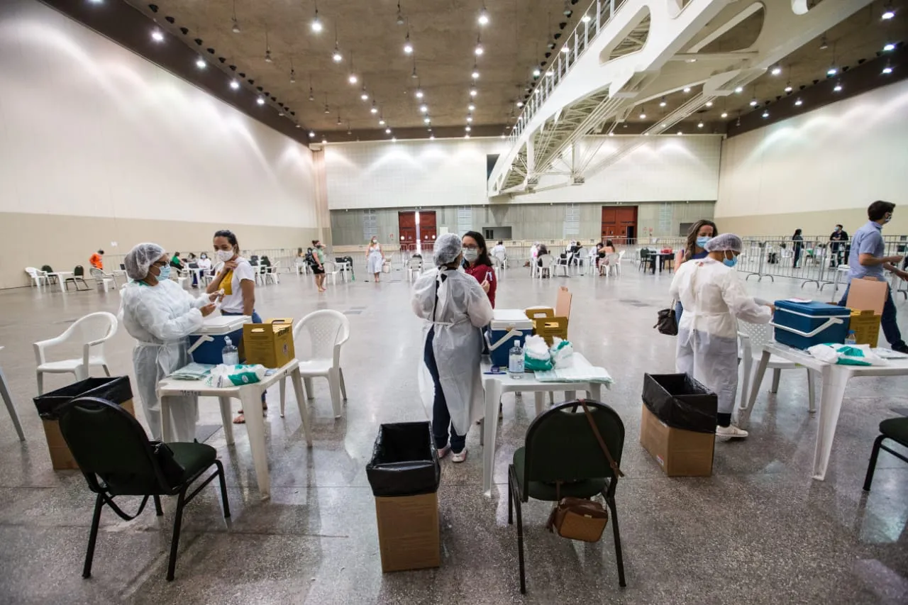 Aplicação de segunda dose em profissionais de saúde é realizada no Centro de Eventos