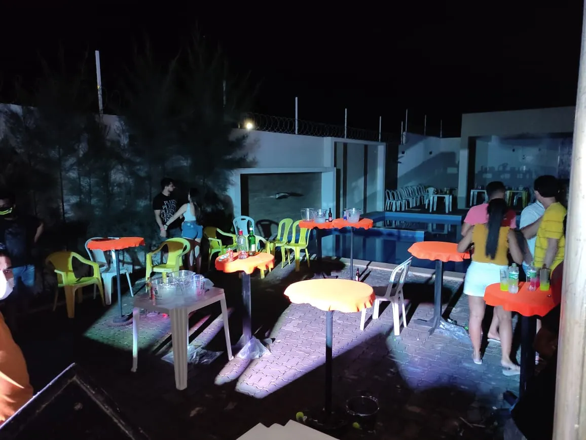 Evento tinha serviço de comida e bebida e patrocínio