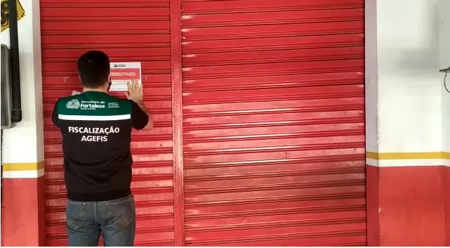 Equipes vistoriam estabelecimentos comerciais para saber se eles estão cumprindo o decreto estadual de combate à pandemia