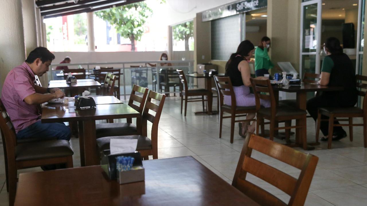 Pessoas no restaurante