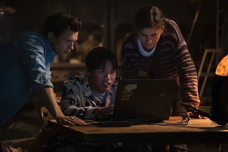 Sem tanto contexto relacionado ao enredo do filme, as novas imagens mostram os protagonistas em uma espécie de porão