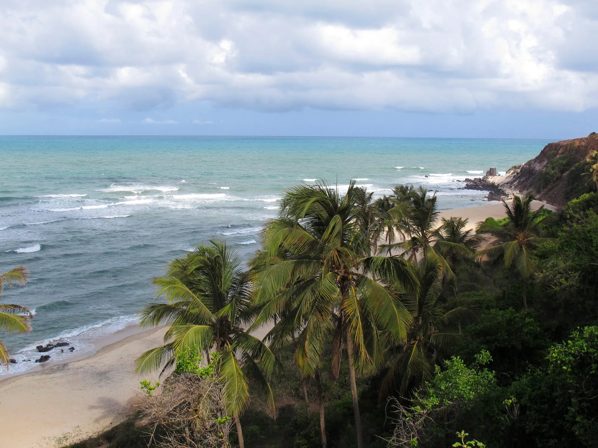 Localizada em Pipa, no Rio Grande do Norte, a Baía dos Golfinhos também é conhecida como Praia do Curral