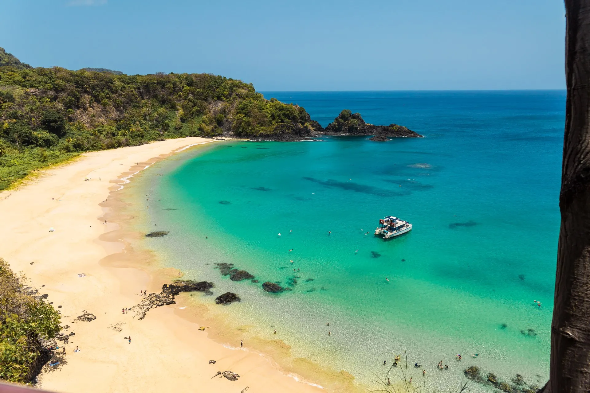 Para entrar na Baía do Sancho é necessário pagar quantia para acessar o Parque Nacional Marinho de Fernando de Noronha