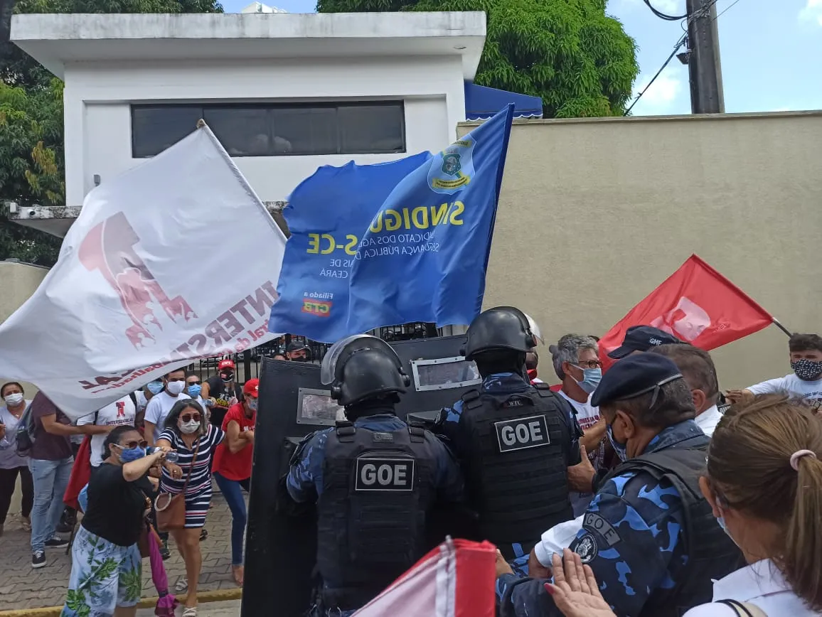 Servidores protestaram em frente ao Paço Municipal nesta terça-feira (2)