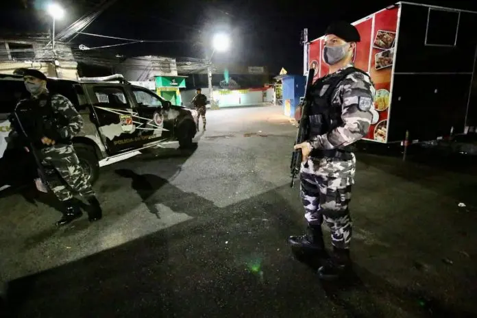 policial com arma na mão