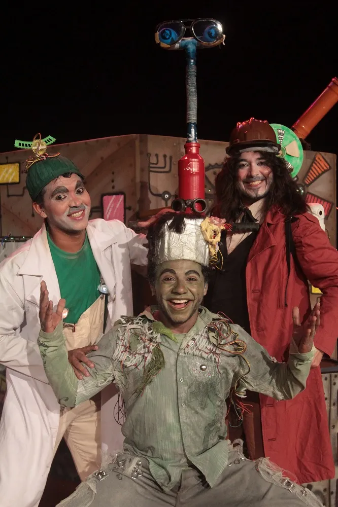 Robinson Aragão, Edglê Lima e Patrick Castro em Lix. O Super Lixeiro em Chama  a Minha Mãe Aííí! (2013), com texto de Allan Duvale e direção de Leuda Bandeira