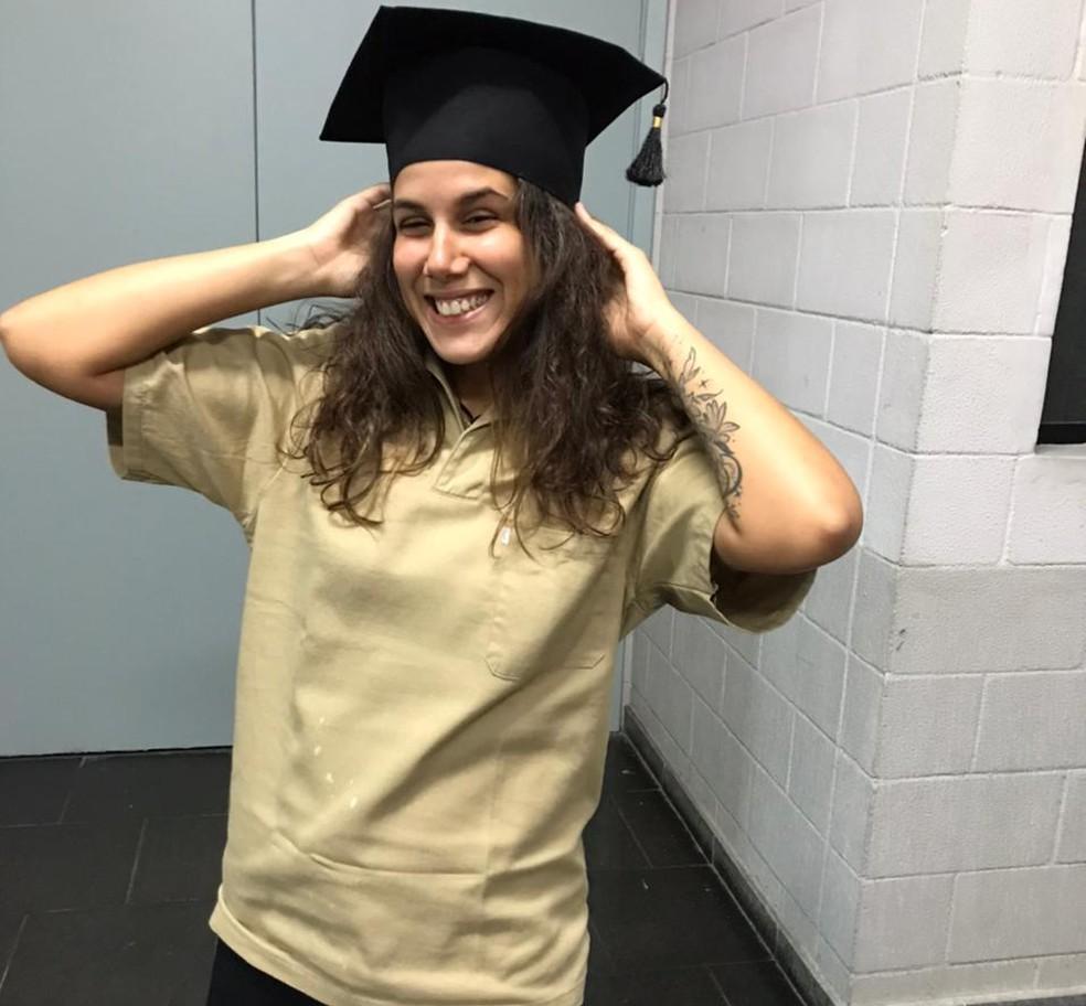 Jovem veste uniforme da mãe faxineira para homenageá-la em formatura: 'Mulher incrível'