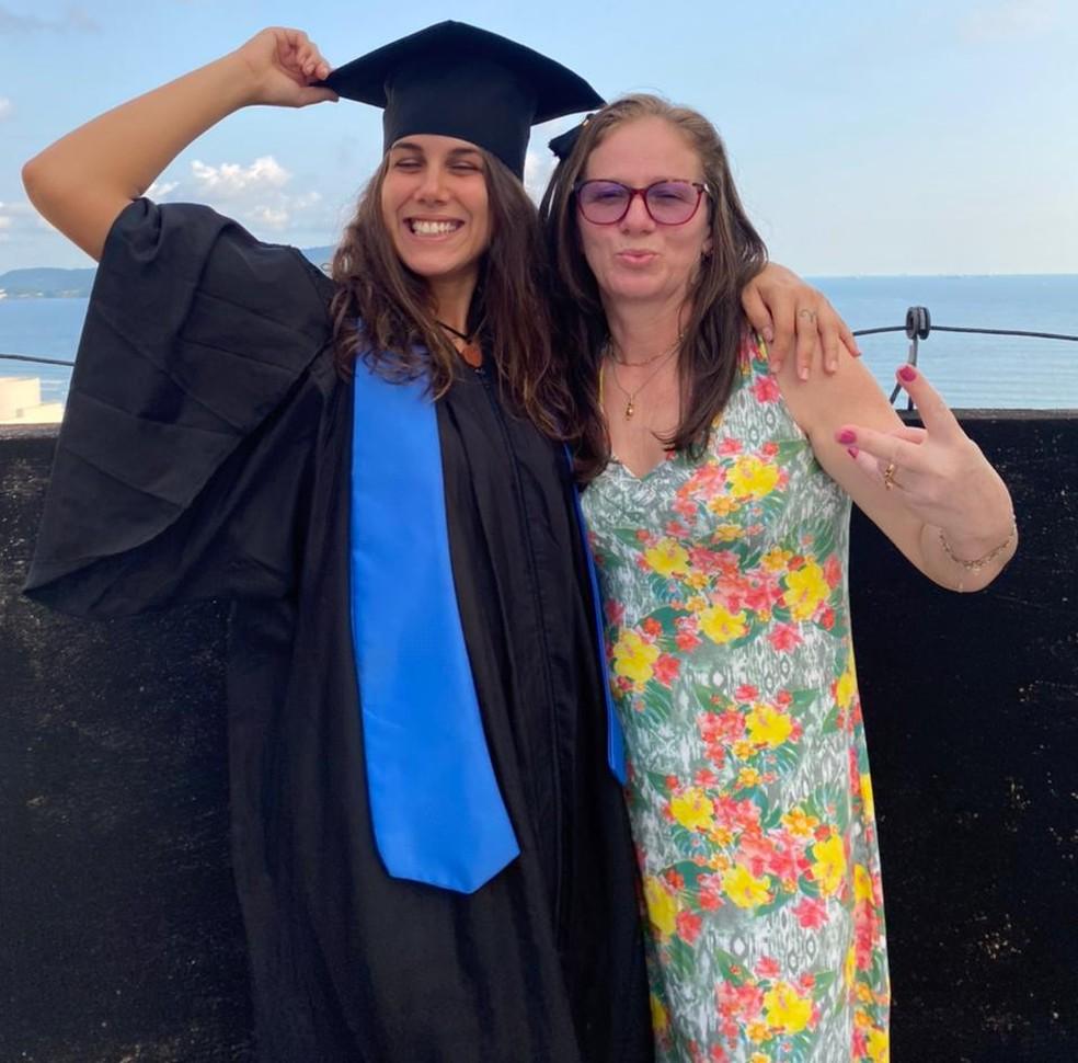 Jovem veste uniforme da mãe faxineira para homenageá-la em formatura: 'Mulher incrível'