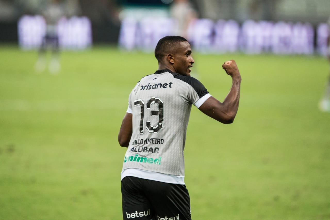 Saulo comemora gol pelo Ceará vibrando com o braço