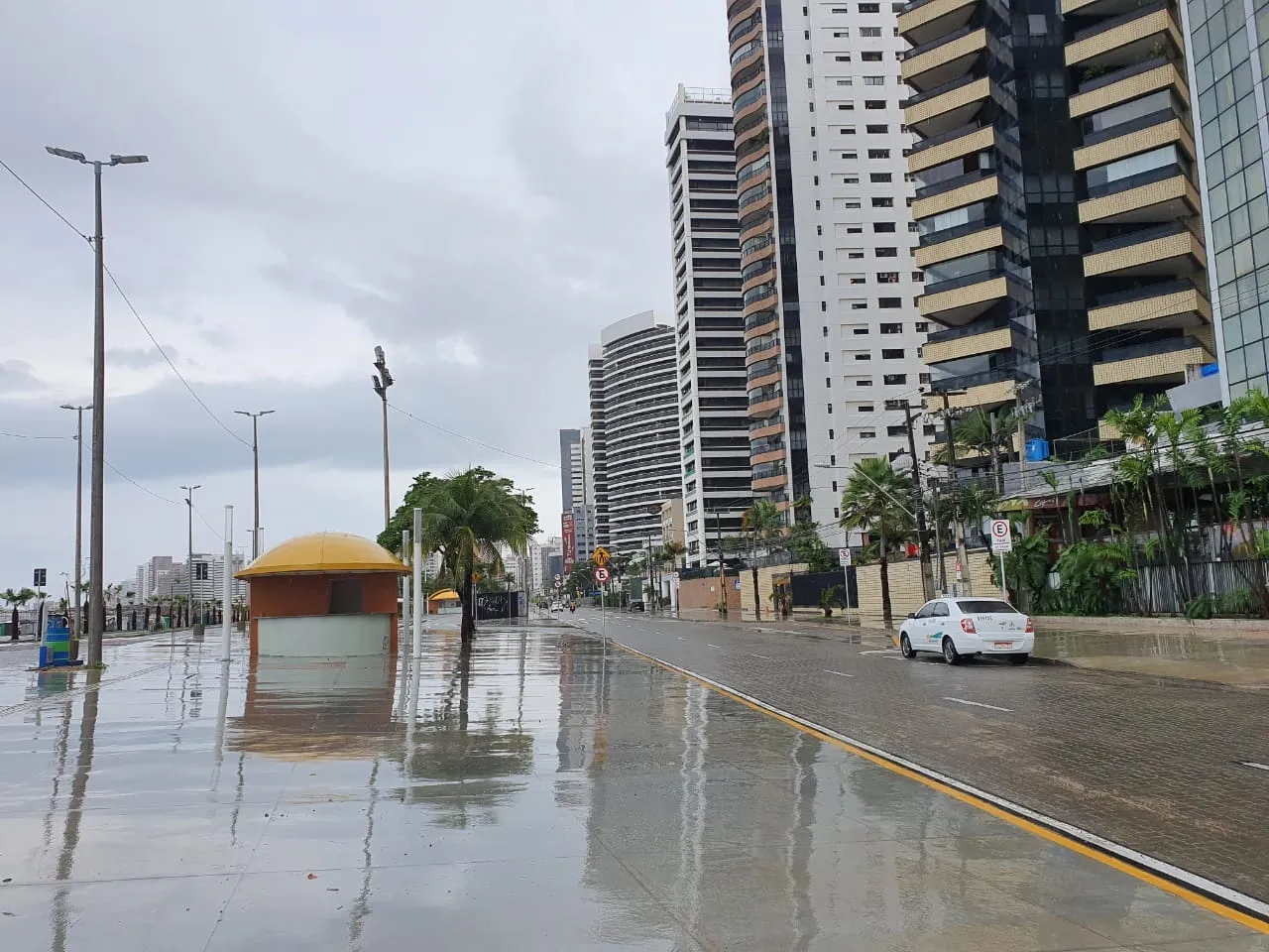 Fortaleza amanhece com chuva em diversos bairros