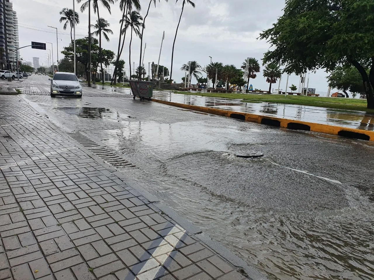 Bueiro estourou durante chuva em Fortaleza