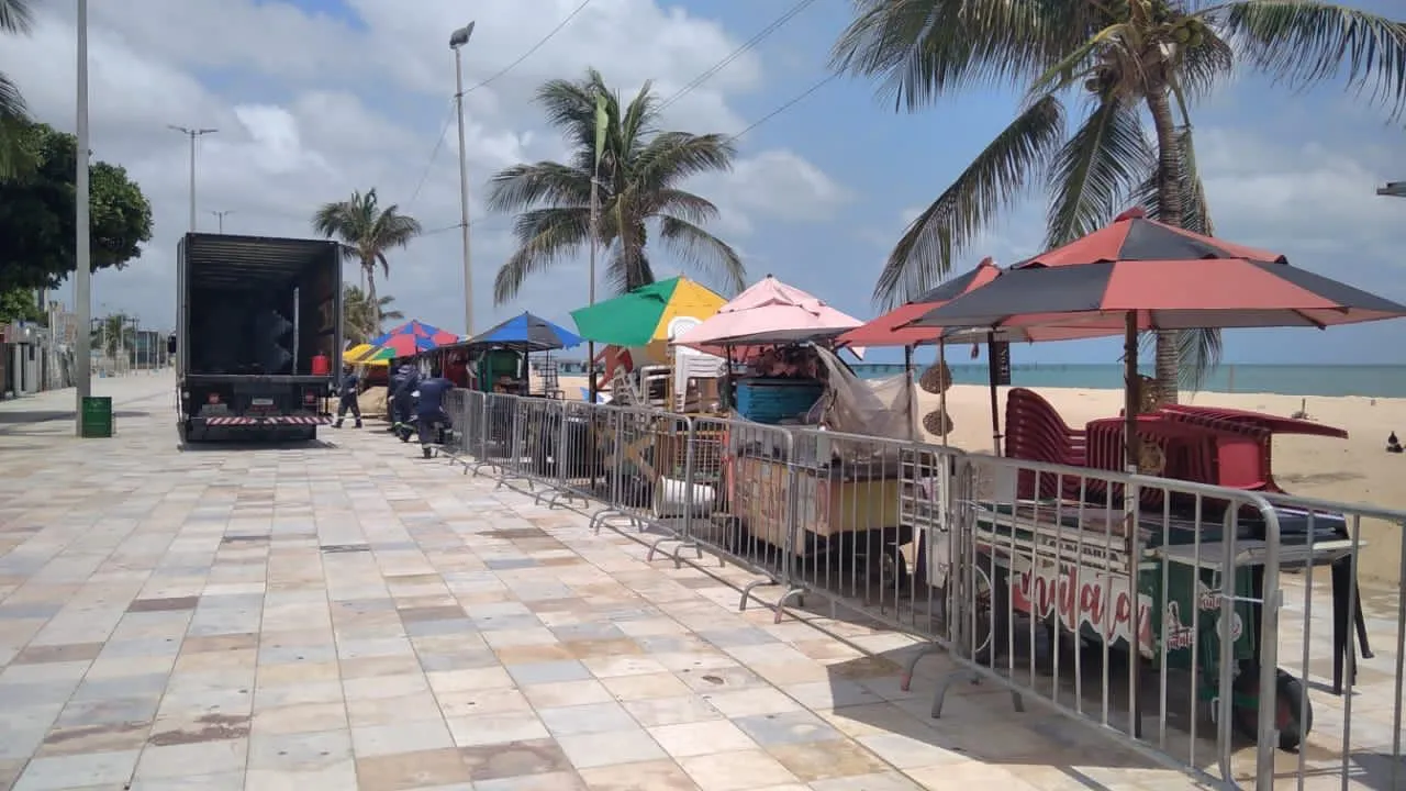 Também foi feita a instalação de gradis na Beira-Mar de Fortaleza para evitar aglomerações