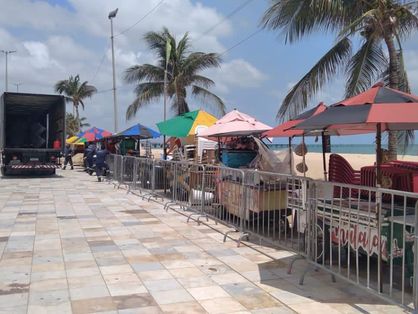 Também foi feita a instalação de gradis na Beira-Mar de Fortaleza para evitar aglomerações.