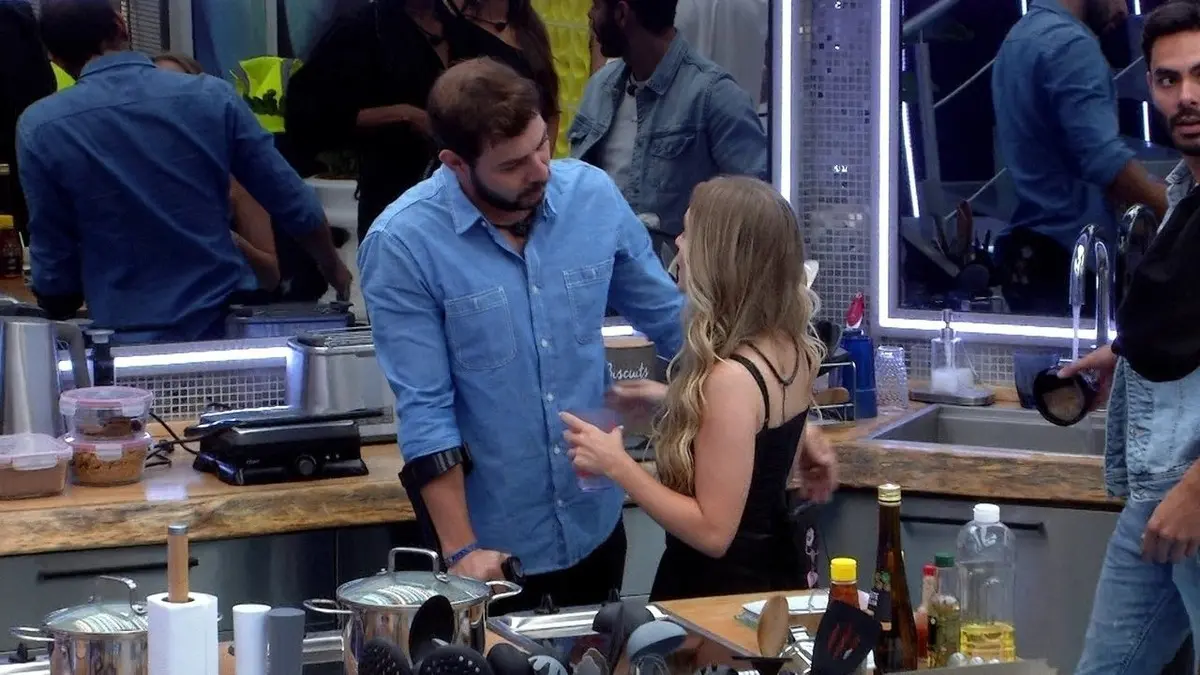Caio e Carla conversam na cozinha do BBB 21