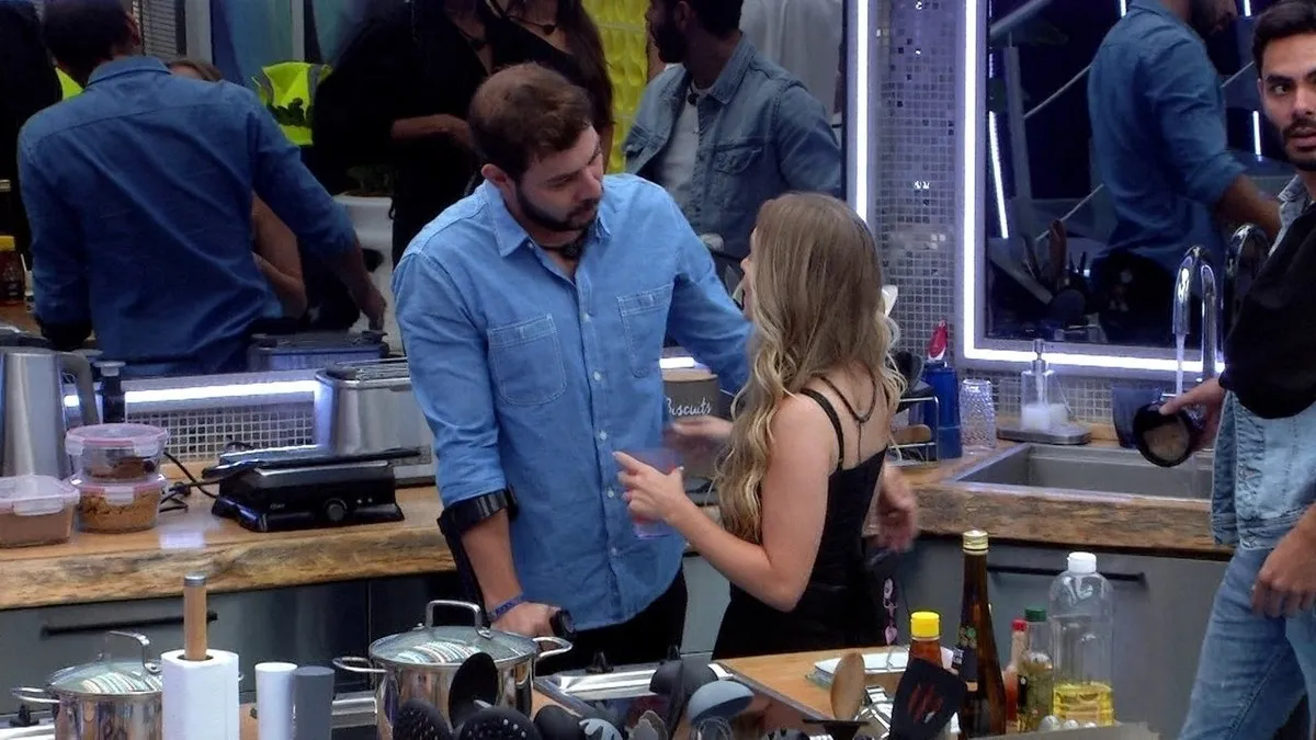 Assim como Carla, Caio não é dos mais apagados na edição, mas não chegou a construir narrativa própria no programa