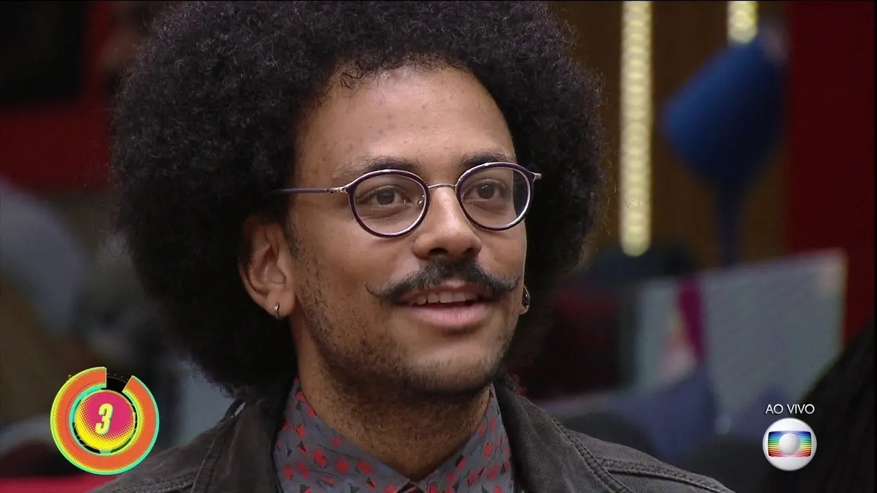 João Luiz faz discurso para pedir apoio do público no BBB 21