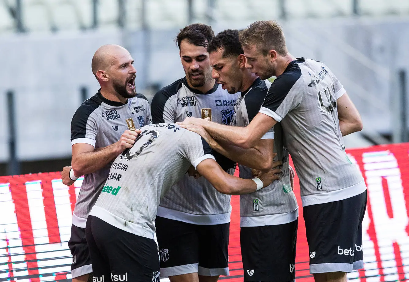 Jogadores do Ceará comemoram triunfo sobre o Vitória/BA