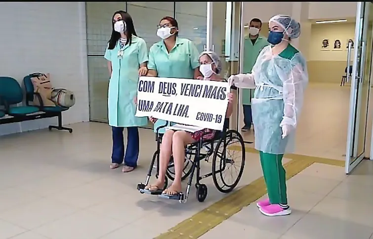 Angela Martins passou 14 dias internada no hospital, onde recebeu tratamento na UTI Covid, e no hospital de campanha da unidade de saúde