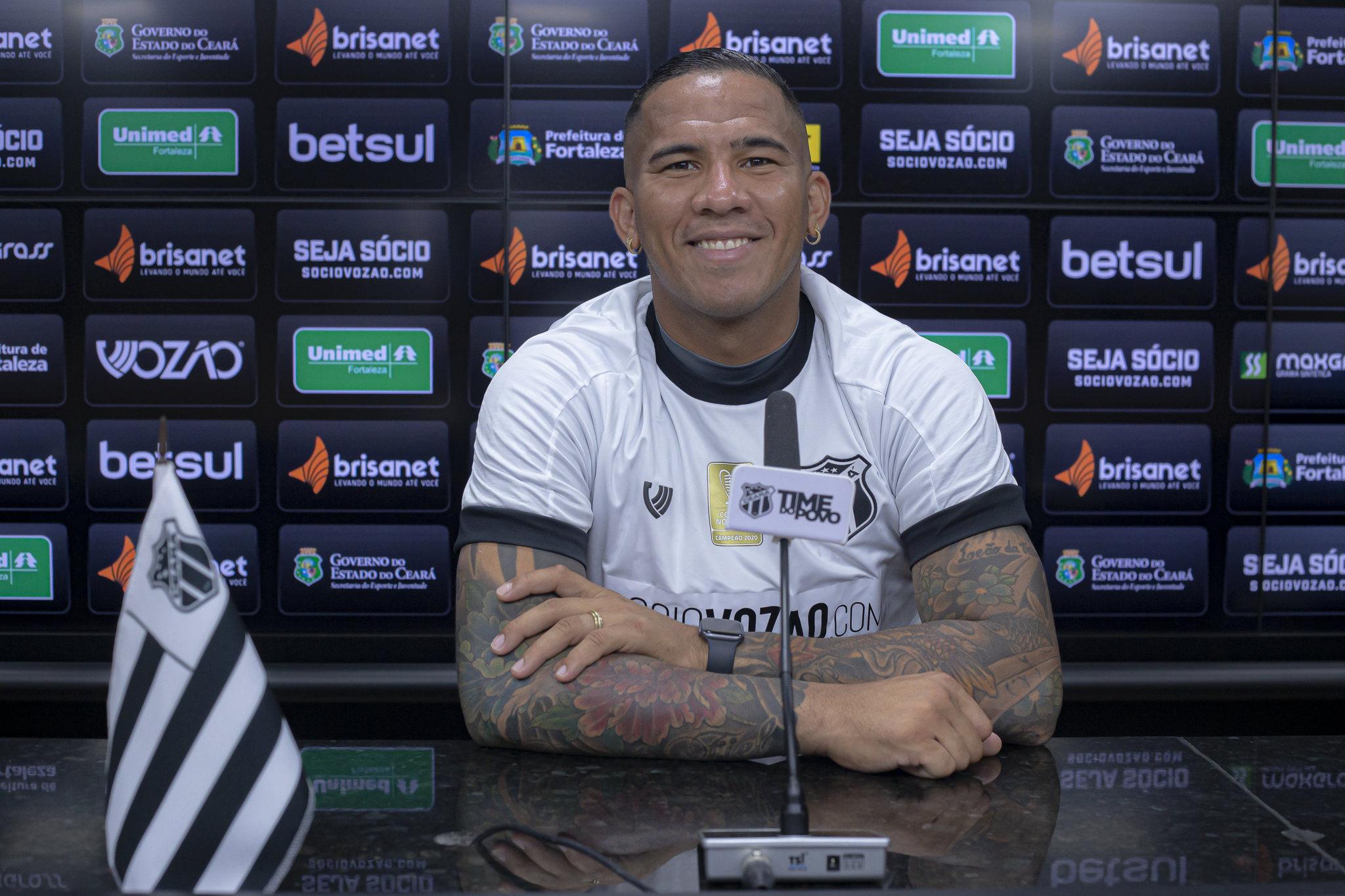 Atacante Jael sorrindo para foto com a camisa do Ceará