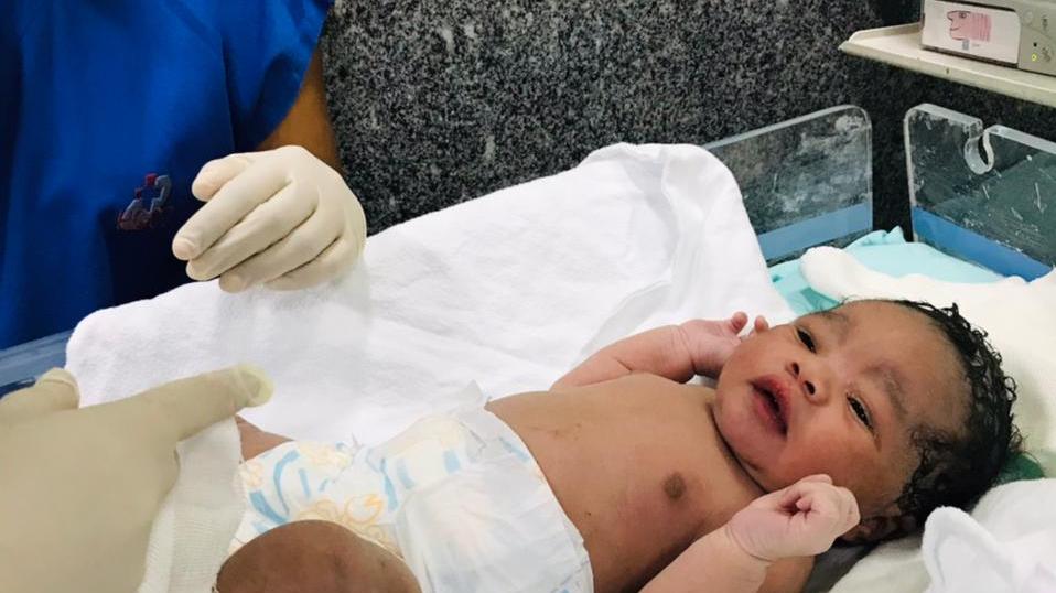 Bebê após parto no Hospital César Cals