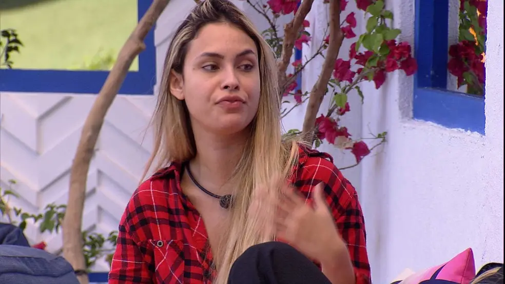 Sarah pede desculpas a Carla Diaz