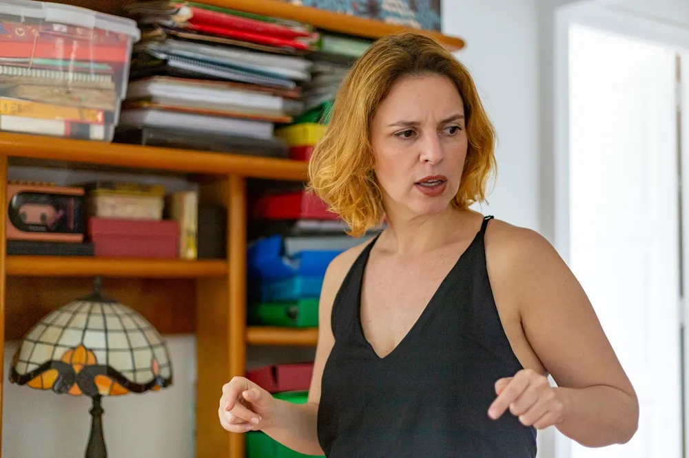 Laura Nielsen encara Ana Cristina Cesar como uma poeta que cria uma encenação da intimidade