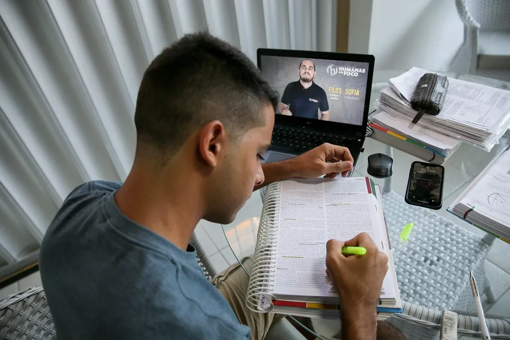 Uma avaliação muito rígida, pode, sim, dependendo do contexto, levar o aluno ao desestímulo, evasão e ao próprio abandono escolar