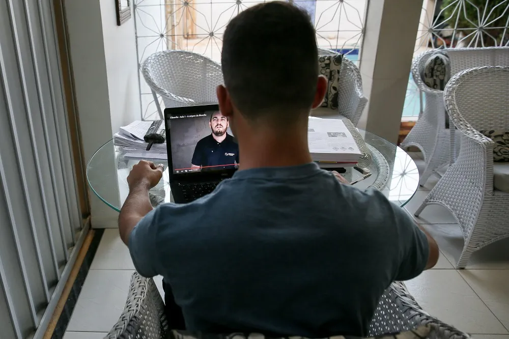 Por conta da fragilidade das relações mediadas pelas telas, Rogers Mendes reitera a relevância de as avaliações não assumirem um aspecto muito complexo