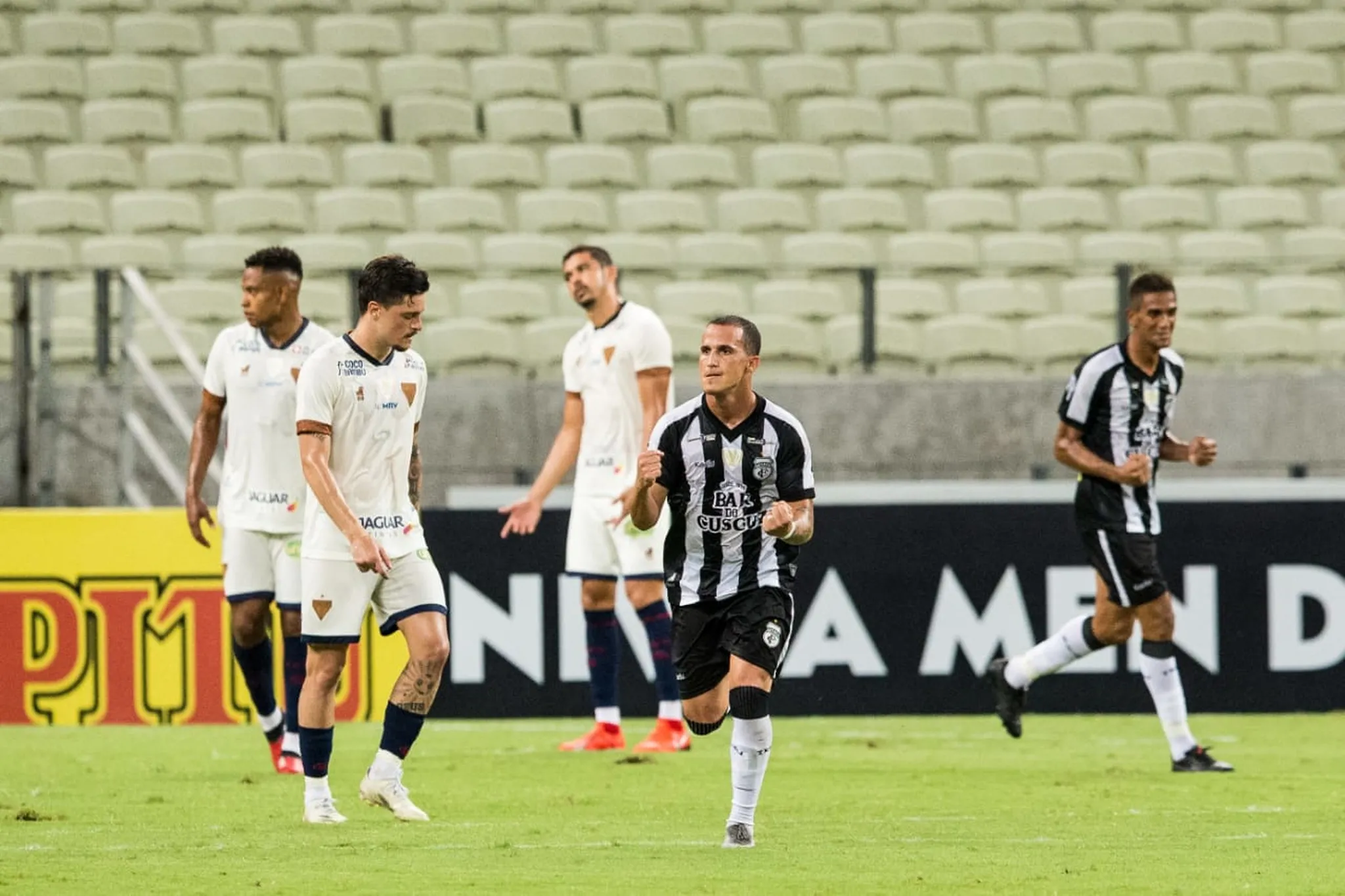 Atletas do Treze-PB comemoram o gol de Jairinho