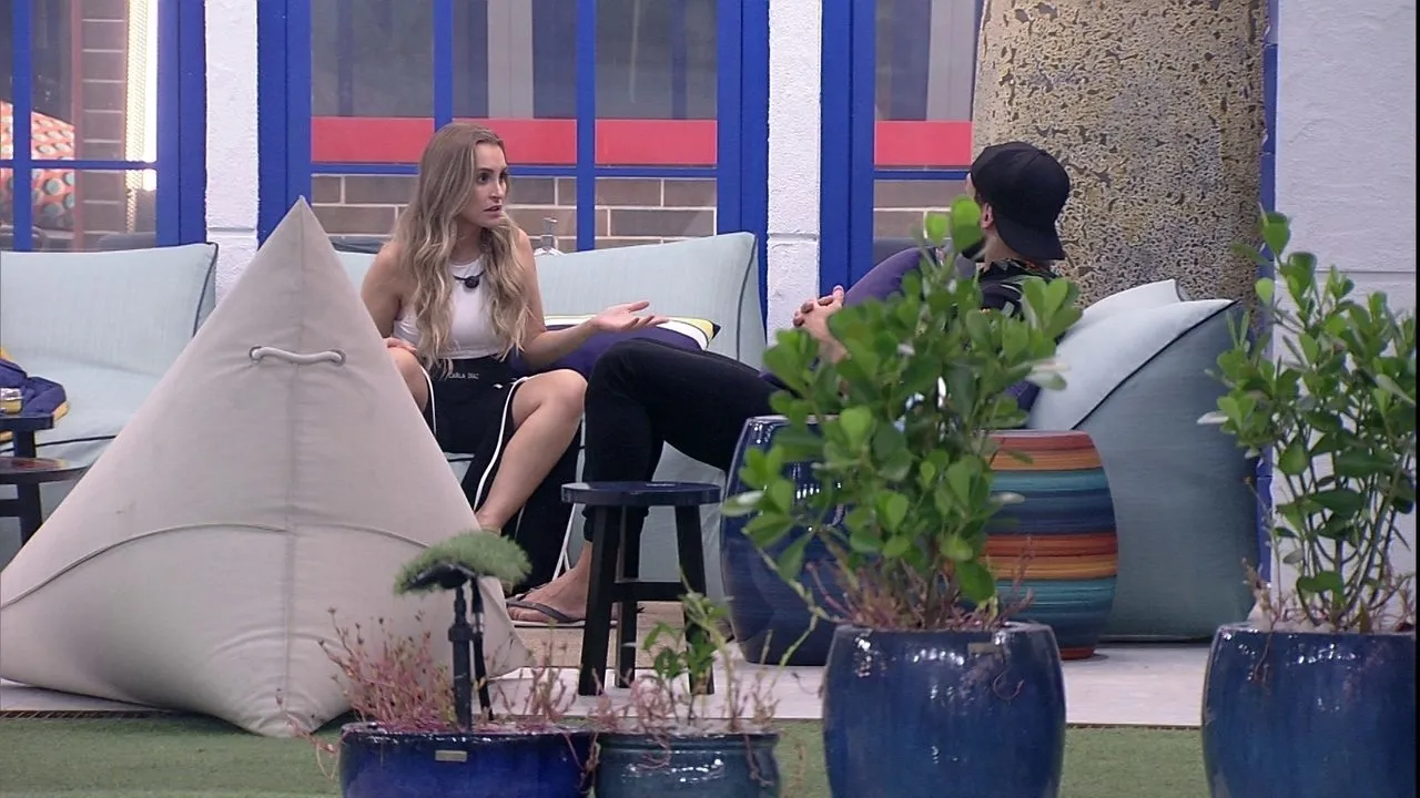 Carla e Arthur já se desentenderam diversas vezes após retorno da atriz pelo quarto secreto
