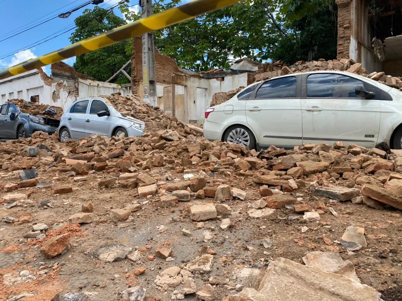 Área foi isolada pelo Corpo de Bombeiros devido ao risco de novo desabamento.