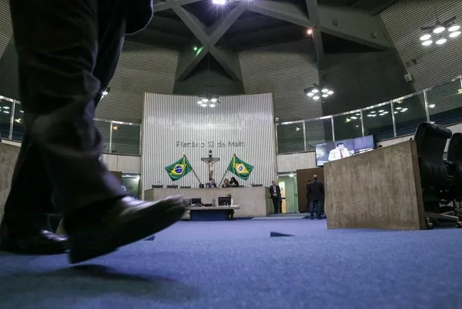 A disputa dos políticos será por uma vaga também na Assembleia Legislativa.
