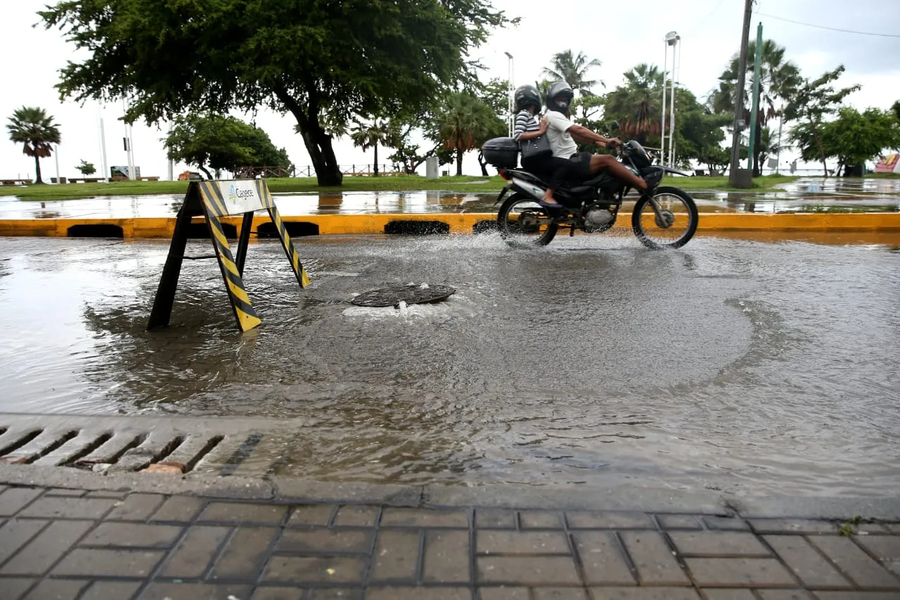 Na Avenida Beira-Mar, pontos de alagamentos foram registrados