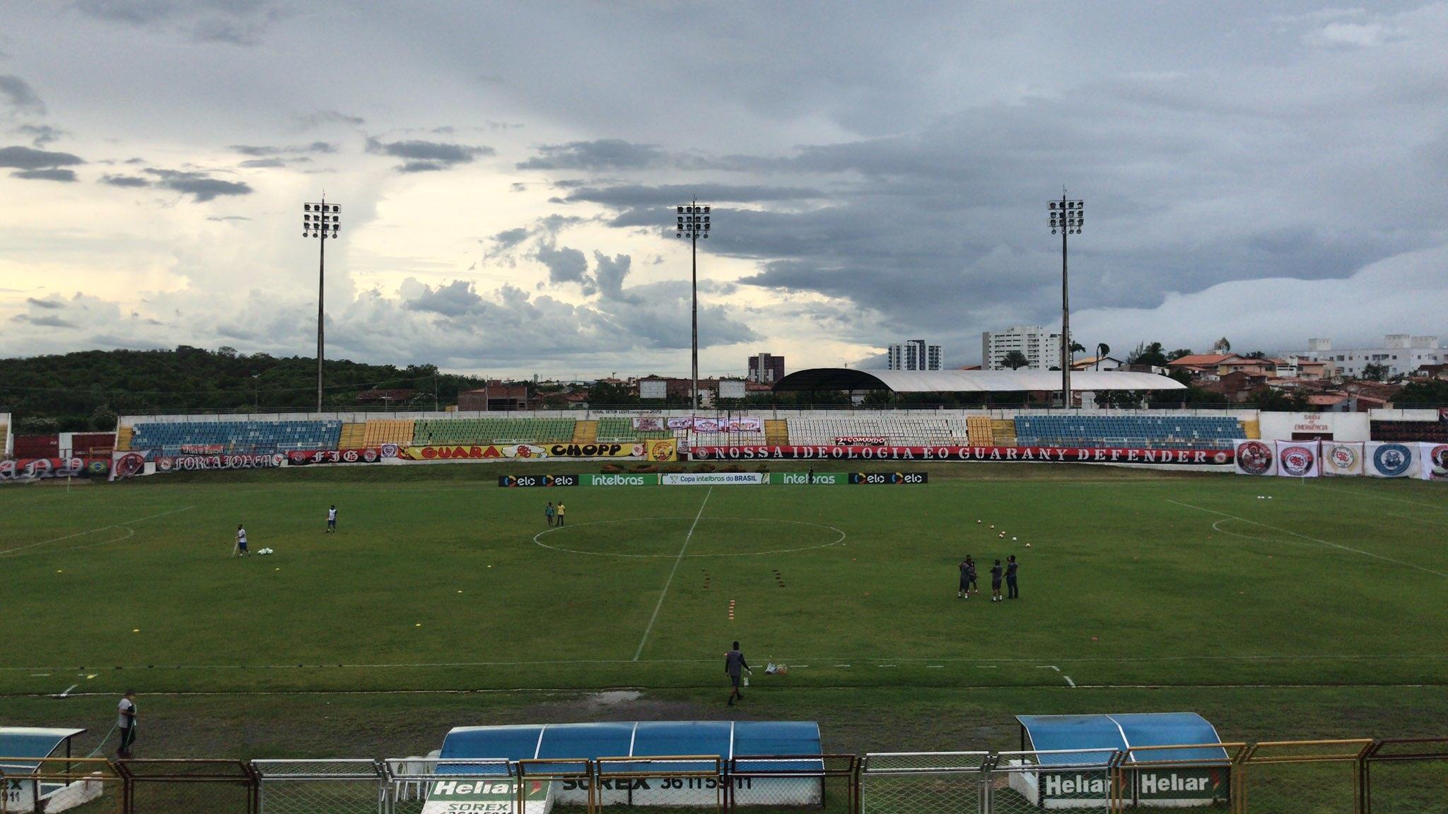 Foto aberta do estádio do Junco no fim da tarde