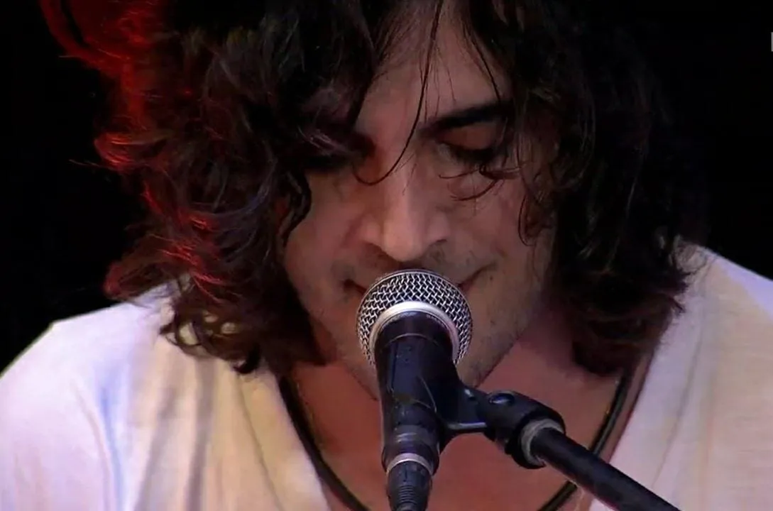 Festa do líder Fiuk teve música acústica e brother emocionados ao som de Fábio Jr.