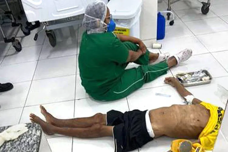 Paciente de 86 anos foi atendido no chão da unidade