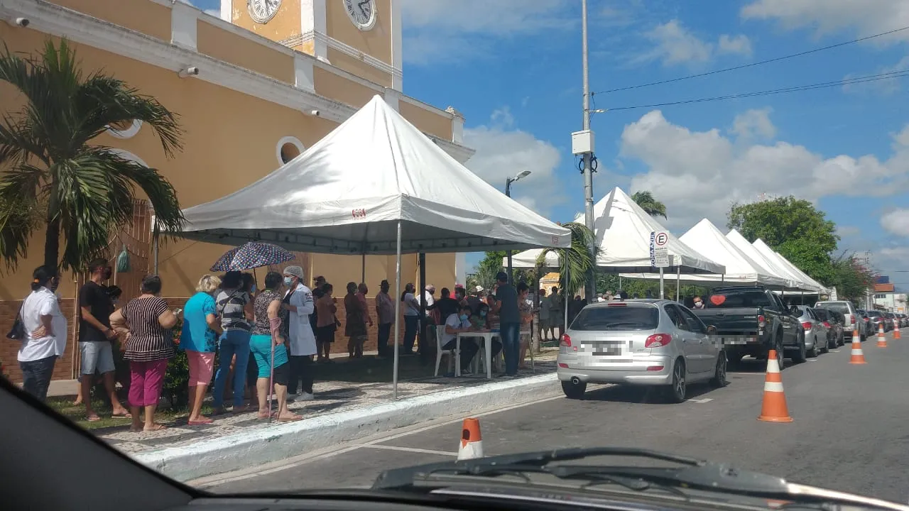 Idosos se concentraram foram dos veículos para receber a primeira dose do imunizante neste sábado (20)
