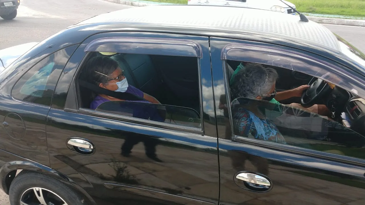 Maria Ferreira Miranda, de 75 anos, saiu de casa às 7h e ainda aguardava na fila de carros por volta das 10h
