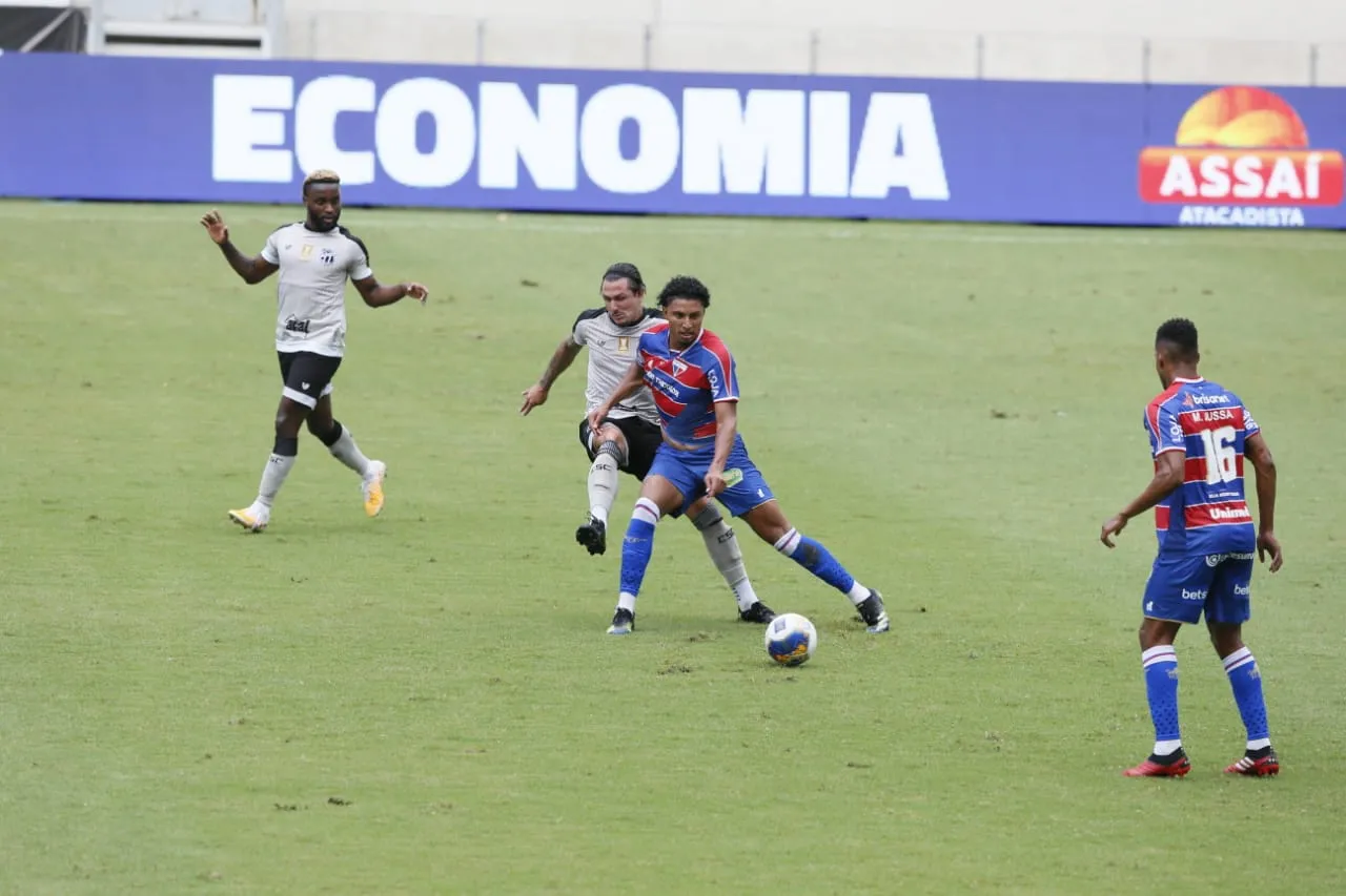 Muito estudo e forte marcação das duas equipes foram características predominantes no duelo
