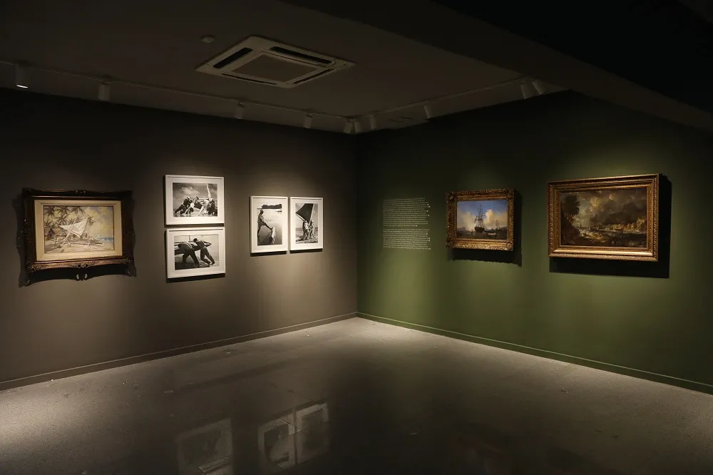 À esquerda da foto, dueto formado por obras de Vicente Leite (1900-1941) e Chico Albuquerque (1917-2000); à direita, o dueto Memórias Navais, com obras de Bonaventura Peeters (1614-1652) e Auguste Mayer (1805-1890)
