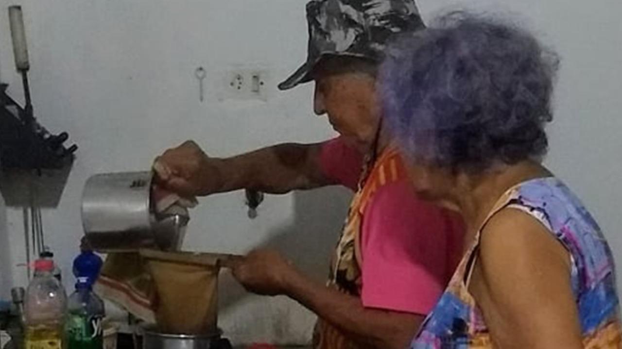 Casal de idosos fazendo café