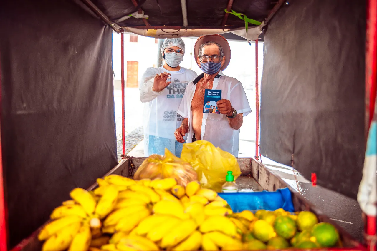 Seu Francimar vende frutas na cidade de Quixadá