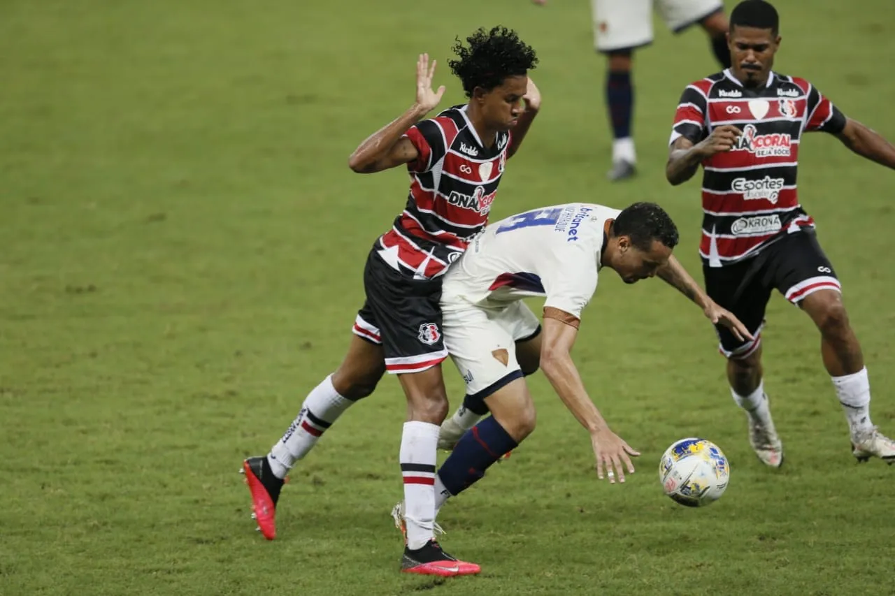 Luiz Henrique, muito marcado, não conseguiu dar sequência às jogadas
