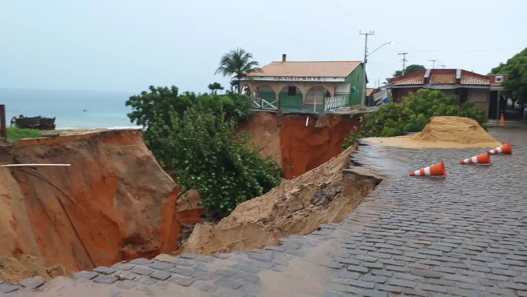 Buraco aberto pela chuva em Morro Branco