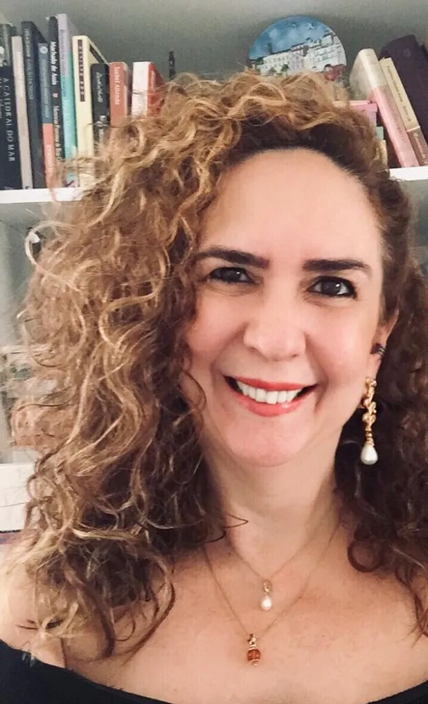 Natural do município de Baturité, no interior cearense, a escritora ambienta a trama também distante da Capital, às margens do Rio Putiú