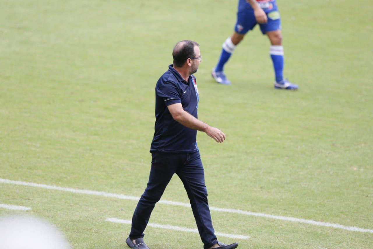 Enderson Moreira, técnico do Fortaleza, caminha na beira do gramado orientando a equipe