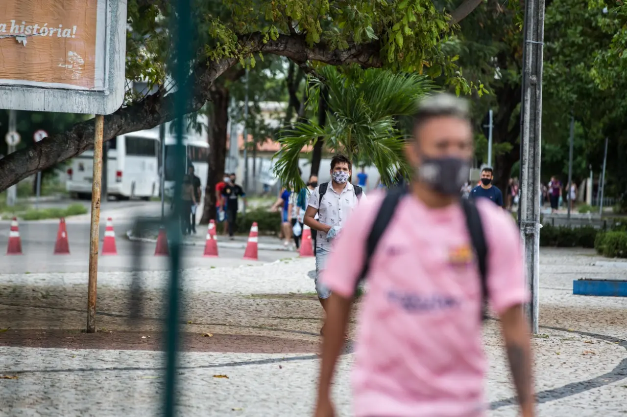 pessoas caminhando máscara
