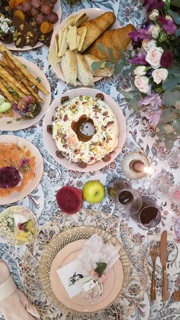 Mesa decorada para celebrar a Páscoa