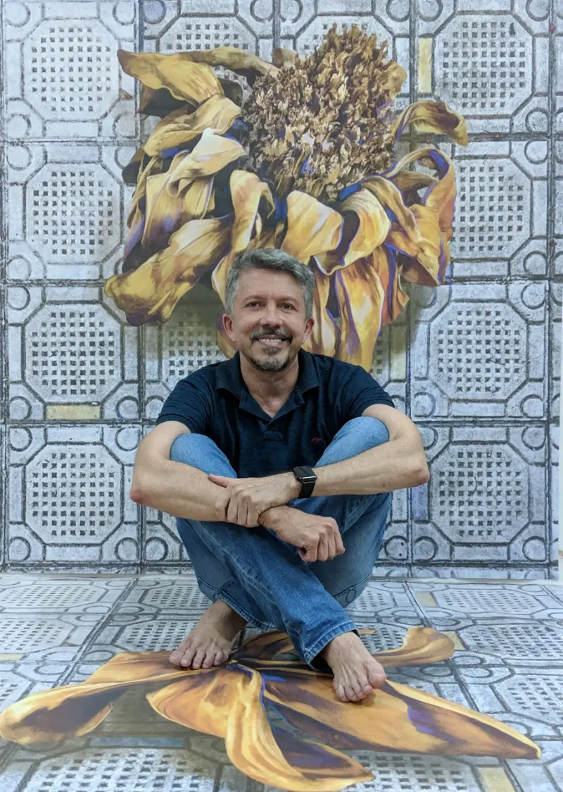 Sérgio Helle apresenta pinturas, instalações em técnicas variadas e infogravuras (sobre papel, sobre tecido, sobre pedra Cariri) na nova exposição.